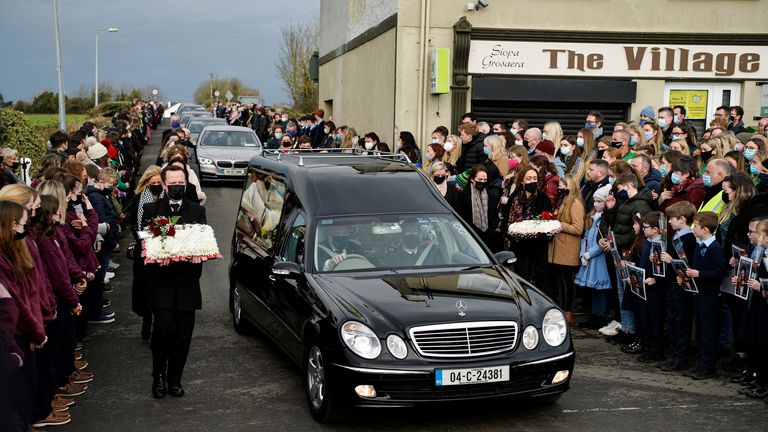 Le corbillard transportant le cercueil de l'enseignante de 23 ans, Ashling Murphy, qui a été assassinée alors qu'elle faisait du jogging, arrive pour ses funérailles en tant que garde d'honneur des enfants qu'elle a enseignés à l'école nationale de Durrow rend hommage par la St Brigid&# 39;s Church à Mountbolus près de Tullamore, Irlande le 18 janvier 2022. REUTERS/Clodagh Kilcoyne