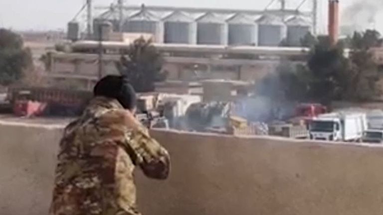ارتش کرد در تلاش است تا حمله داعش به زندان سوریه را دفع کند