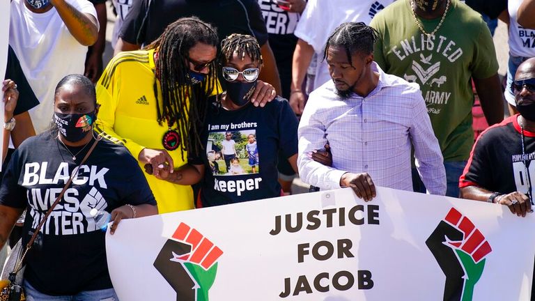 بستگان جیکوب بلیک در تظاهراتی در کنوشا، ویسکانسین خواستار عدالت هستند عکس: AP 