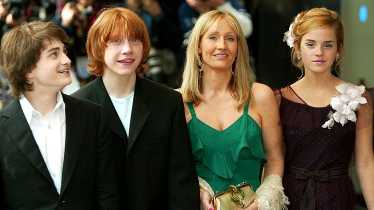 Daniel Radcliffe, Rupert Grint, JK Rowling och Emma Watson i Storbritanniens premiär 2004 av Harry Potter and the Prisoner of Azkaban.  Foto: AP
