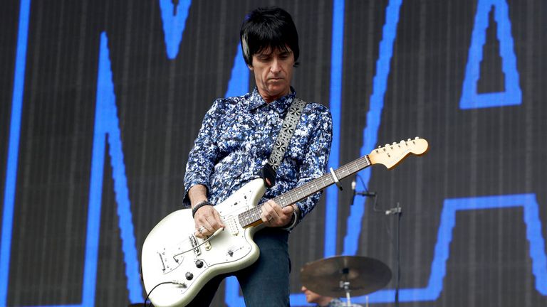 El músico Johnny Marr se presenta en el Otro Escenario el cuarto día del Festival de Glastonbury en Worthy Farm, Somerset, Inglaterra, el sábado 29 de junio de 2019. (Foto de Grant Pollard/Invision/AP)