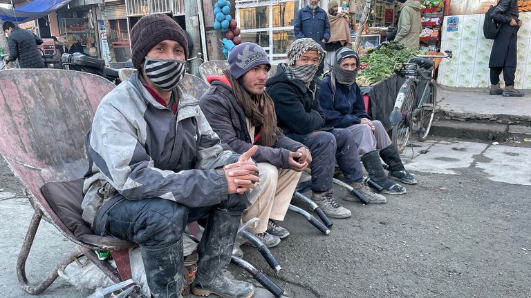 Des journaliers attendent du travail dans les rues de Kaboul