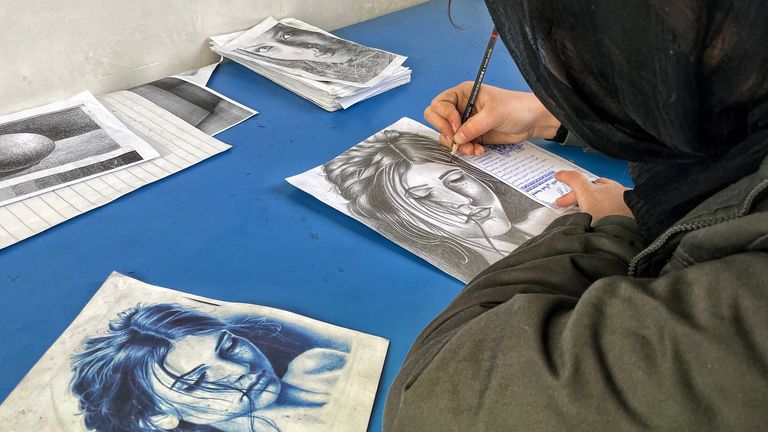 Les cours d'art se déroulent désormais sous terre