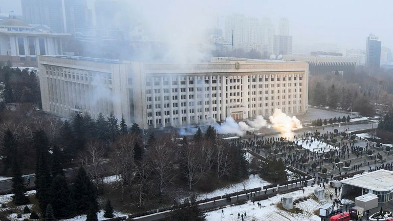 دود از ساختمان شهرداری در جریان تظاهرات در آلماتی قزاقستان در روز چهارشنبه 5 ژانویه 2022 بلند می شود. روزنامه های قزاقستان گزارش می دهند که معترضان معترض به افزایش قیمت سوخت به دفتر شهردار این کشور هجوم آورده اند. شهر بزرگ و شعله های آتش در حال آمدن است. از درون.  سایت خبری قزاقستان 