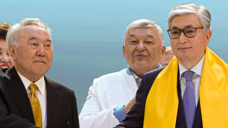 رئیس جمهور قزاقستان، قاسم جومارت توکایف، راست، و رئیس جمهور سابق قزاقستان، نورسلطان نظربایف.  عکس فوری AP