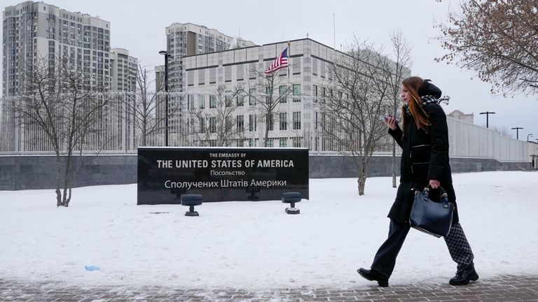 La vita quotidiana sembra andare avanti come al solito a Kiev.  Immagine: AP