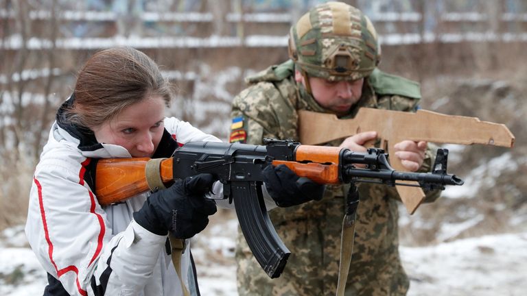 Под украинской столицей Киевом проходят военные учения.