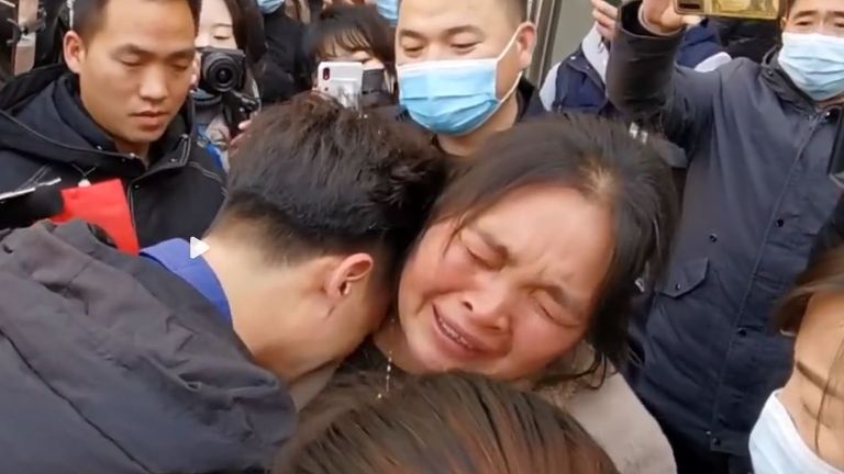 Li Jingwei being reunited with his mother. Pic: Southern People Weekly/Weibo