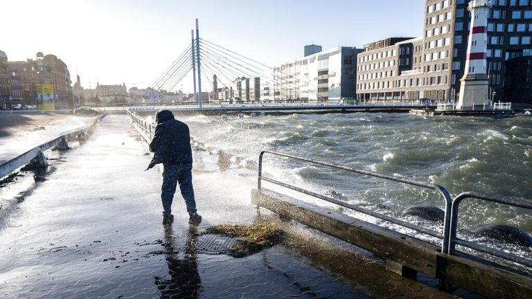 La tempête Malik a fait monter les eaux dans le port de Malmö