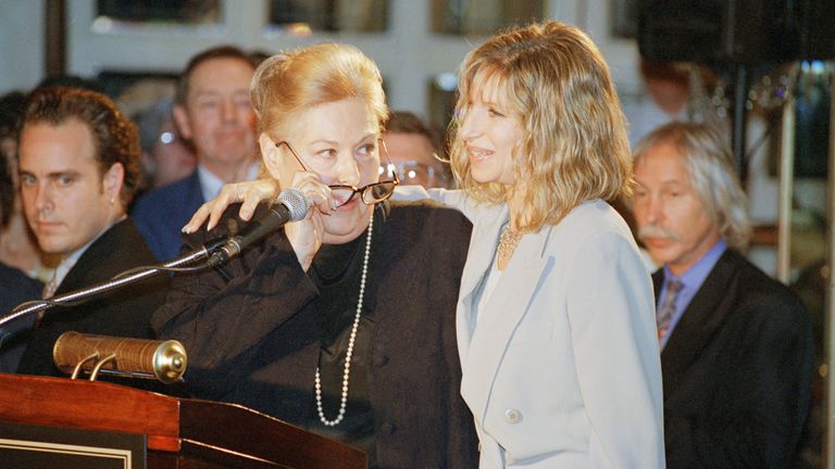 مرلین برگمن با باربرا استرایسند در سال 1994. عکس: AP