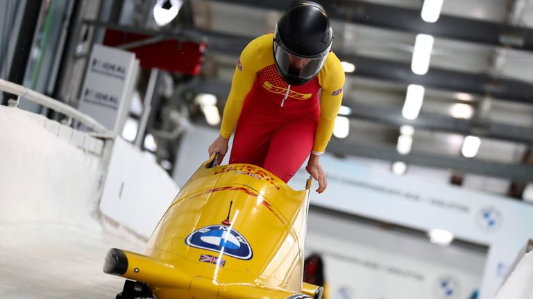 Lielbritānijas bobsleja pilots Mika Maknīls startē sieviešu monopopā Pasaules bobsleja un skeletona pasaules čempionātā Altenburgā, Vācijā, sestdien, 2021. gada 13. februārī (AP Photo/Matthias Schrader) PIC : AP