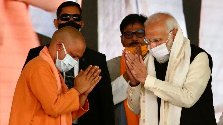 Yogi Adityanath, à gauche, a rencontré Narendra Modi, à droite, en novembre de l'année dernière