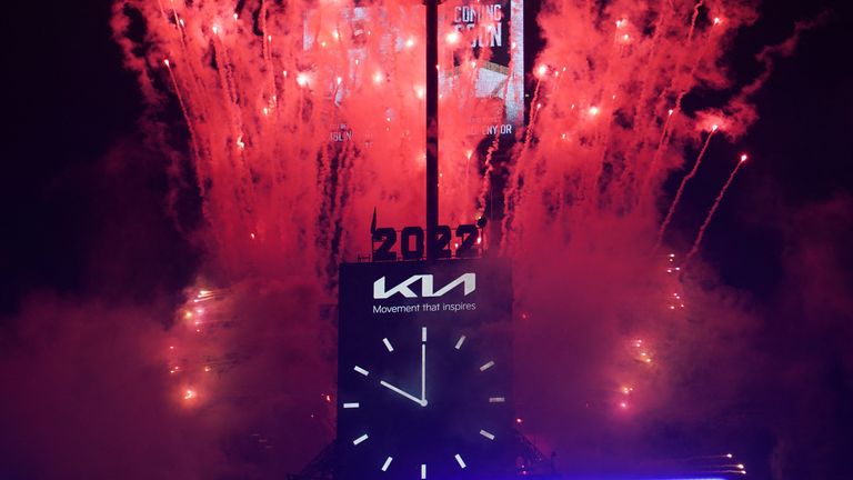 الألعاب النارية شوهدت خلال احتفالات رأس السنة الجديدة في تايمز سكوير