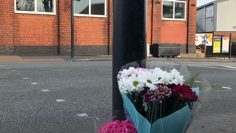 Des fleurs laissées sur les lieux après la mort d'une fille de 14 ans qui a été renversée par une voiture le soir du Nouvel An près de la gare de Rowley Regis