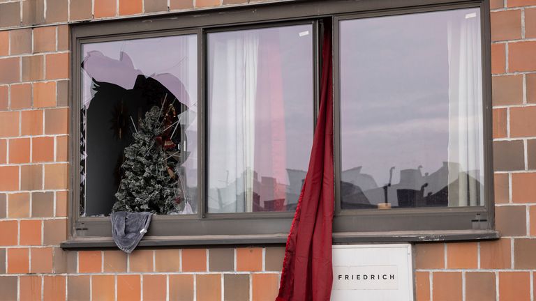 Uma cortina está pendurada do lado de fora de uma janela em um prédio de apartamentos do Bronx no domingo, 9 de janeiro de 2022, em Nova York, onde ocorreu um incêndio mortal, no que o comissário de bombeiros da cidade chamou de um dos piores incêndios da memória recente.  (Foto AP / Yuki Iwamura)