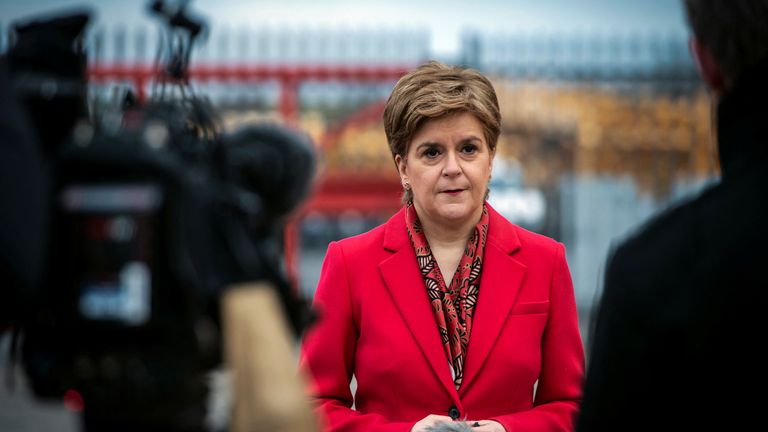 نیکولا استورجن نخست وزیر اسکاتلند در 17 ژانویه 2022 هنگام بازدید از شرکت نصب توربین ویندوئیست در ایروین، در سواحل جنوب شرقی اسکاتلند، بریتانیا، با رسانه ها سخنرانی می کند. اندی بوکانان / استخر از طریق رویترز