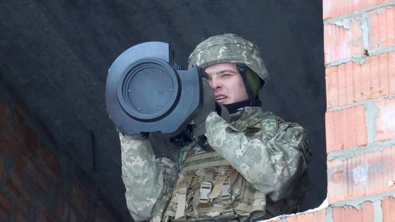 یک سرباز اوکراینی یک سلاح ضد تانک سبک نسل بعدی (NLAW) را در دست دارد که در بحبوحه تنش بین روسیه و غرب بر سر اوکراین در جریان تمرین در منطقه لویو اوکراین، از بریتانیا تحویل داده شده است، در این عکس در نسخه چاپی منتشر شده در 27 ژانویه 2022 سرویس مطبوعاتی فرماندهی / توزیع نیروهای زمینی اوکراین از طریق ویراستاران توجه رویترز - این تصویر توسط شخص ثالث ارائه شده است.