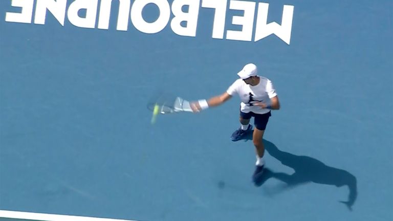 На этом изображении, снятом с воздуха, звезда тенниса Новак Джокович тренируется на теннисном корте во время тренировки во вторник, 11 января 2022 года, в Мельбурне, Австралия.  Рис: АП
