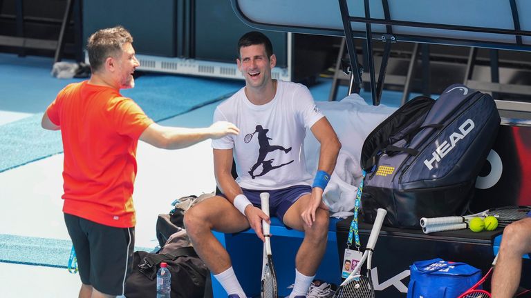 در این عکس ارائه شده توسط تنیس استرالیا، مدافع قهرمان صربستان، نواک جوکوویچ، سمت راست، در یک جلسه تمرینی در راد لاور آرنا قبل از مسابقات آزاد استرالیا در ملبورن پارک در ملبورن، استرالیا با یکی از اعضای تیم خود صحبت می کند. عکس: AP