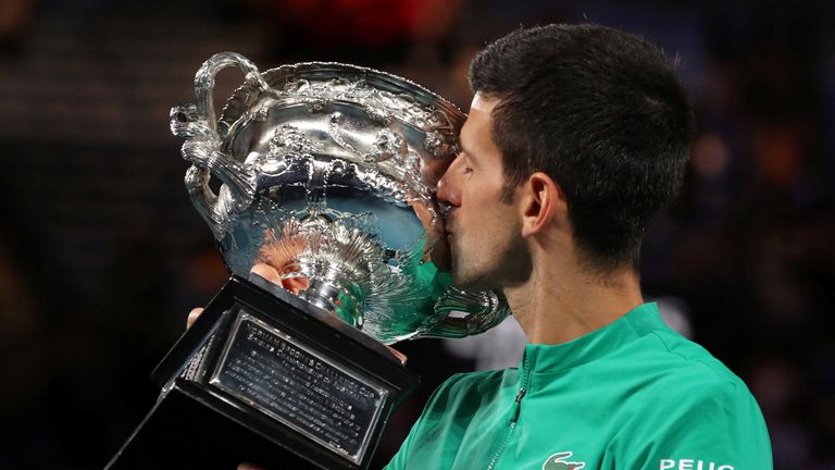Novak Djokovic de Serbie célèbre avec le trophée après avoir remporté son 9e titre de l'Open d'Australie - Melbourne Park, Melbourne, Australie, 21 février 2021
