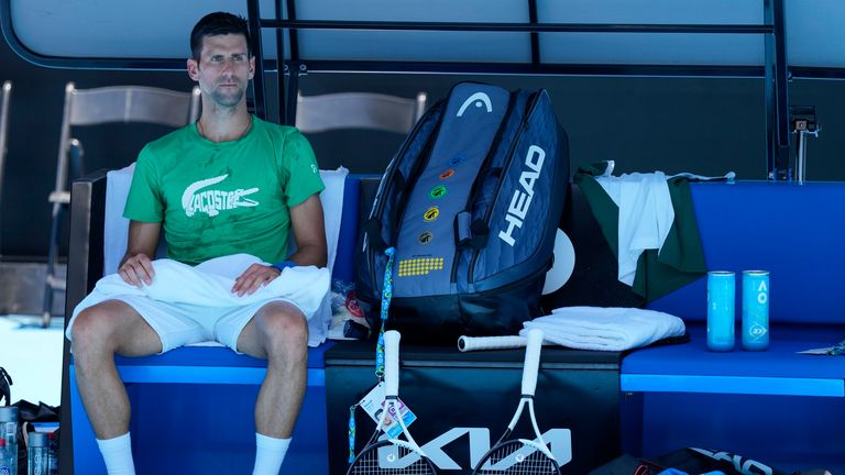 El campeón defensor masculino de Serbia, Novak Djokovic, entrena en el Margaret Court Arena antes del torneo de tenis del Abierto de Australia en Melbourne, Australia, el jueves 13 de enero de 2022. AP Photo/Mark Baker)