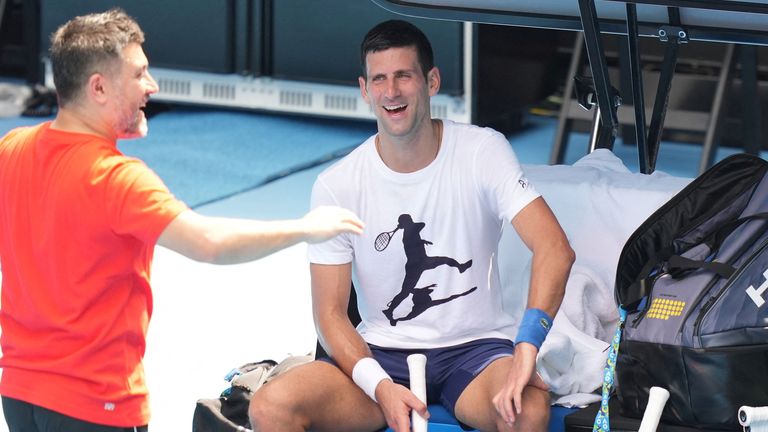 Le joueur de tennis serbe Novak Djokovic se repose pendant l'entraînement avant l'Open d'Australie