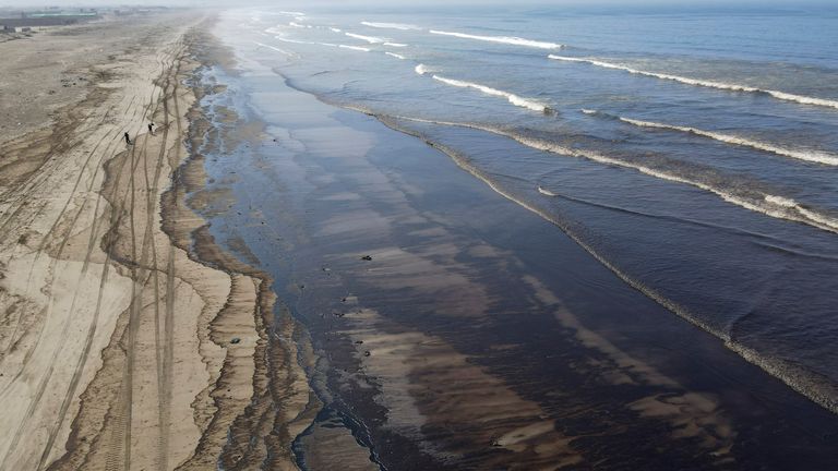 Oil pollutes Cavero beach in Ventanilla, Callao, Peru after a spill.  Photo: AP