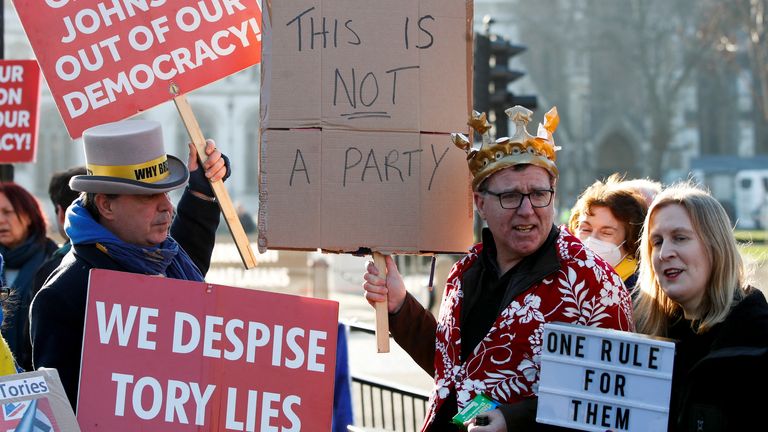 مردم برای اعتراض به حزب محافظه کار در میدان پارلمان لندن، بریتانیا، 12 ژانویه 2022 تجمع کردند. رویترز / پل چایلدز