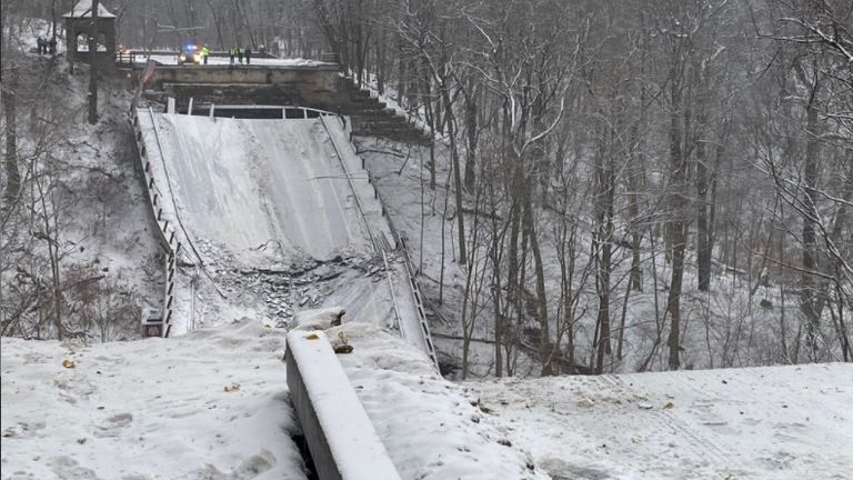Um ônibus e vários carros caíram em uma ravina quando uma ponte desabou em Pittsburgh.  Imagens da área de Frick Park mostram a ponte rachada e coberta de neve na ravina, com serviços de emergência no local na manhã de sexta-feira.