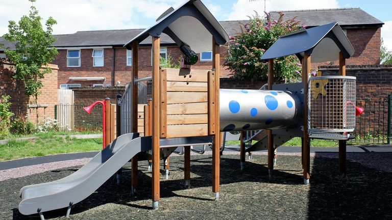 Rickmansworth، Hertfordshire، انگلستان، بریتانیا - 6 اوت 2021: تجهیزات محدود کودکان HAGS در منطقه بازی Skidmore Way، Rickmansworth