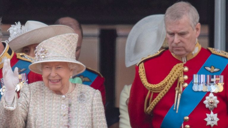 La reina y el duque de York en el balcón de Buckingham Place después de la celebración Trooping the Colour en junio de 2019