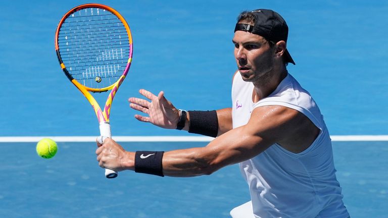 L'Espagnol Rafael Nadal frappe un revers lors d'une séance d'entraînement à la Rod Laver Arena avant l'Open d'Australie à Melbourne Back, Australie, le mercredi 12 janvier 2022. (AP Photo/Mark Baker)                                                                                                                                                                                                                                                                                                         