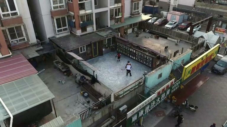 66-year-old Tianjin resident transforms balcony into ice rink to pass on sporting passion