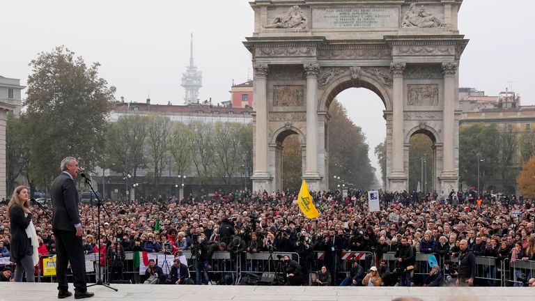 Kennedy spricht bei einem Protest gegen den grünen COVID-19-Impfpass in Mailand, Italien, 13. November 2021. Foto: AP
