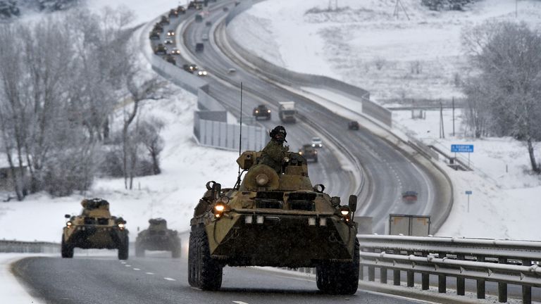 Un convoi de véhicules blindés russes se déplace le long d'une autoroute en Crimée.  Photo : AP