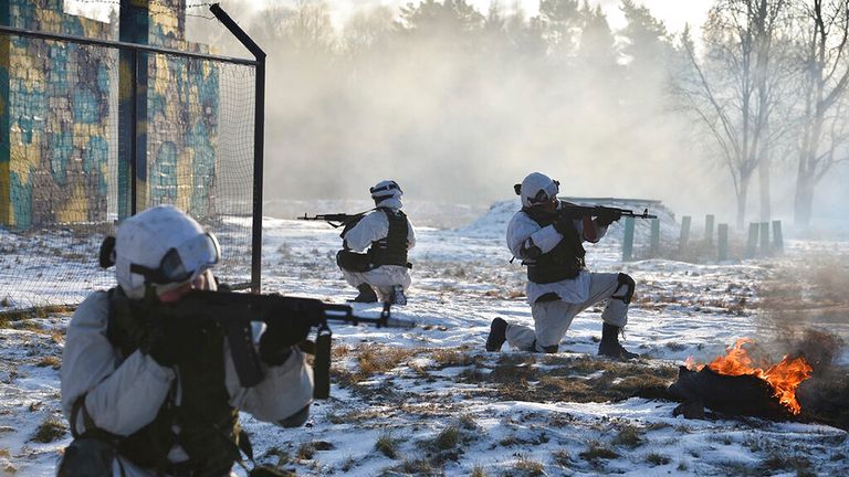 سربازان روسی در یک تمرین نظامی در زمین آموزشی گولوونکی در منطقه مسکو شرکت کردند.  عکس: AP