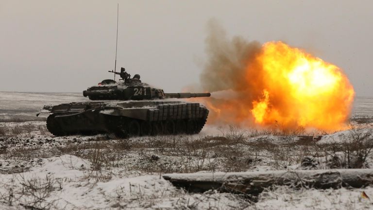 دبابة روسية تطلق النيران بينما تشارك القوات في مناورات في منطقة روستوف بالقرب من أوكرانيا.  الموافقة المسبقة عن علم: AP