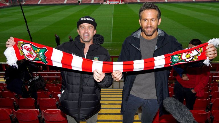 Ryan Reynolds und Rob McElhenny bei Wrexham FC im Oktober 2021