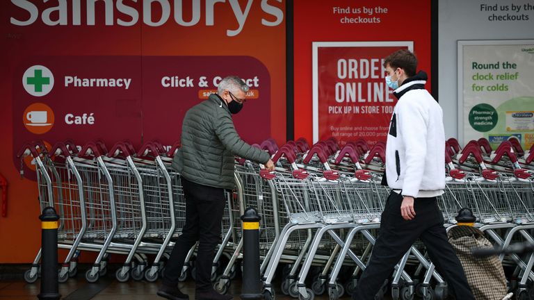 Les acheteurs sont vus à l'extérieur d'un supermarché de Sainsbury, au milieu de l'épidémie de maladie à coronavirus (COVID-19), à Londres, en Grande-Bretagne, le 12 janvier 2021. REUTERS/Henry Nicholls