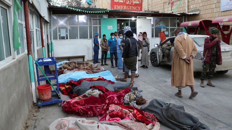 مواد حساس  این تصویر ممکن است توهین آمیز یا ملاقات کند اجساد افرادی که در حملات هوایی در یک بازداشتگاه در حیاط بیمارستانی در صعده، یمن، 21 ژانویه 2022 کشته شده اند. رویترز / نایف رحمه