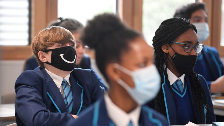 از دانش آموزان دبیرستانی مجدداً خواسته می شود تا هنگام حضور در کلاس از ماسک استفاده کنند