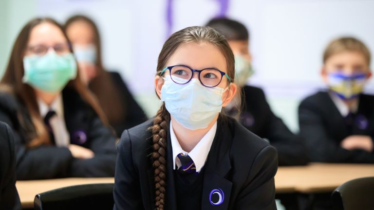 از دانش آموزان دبیرستانی در انگلستان دوباره خواسته می شود که در کلاس درس ماسک بزنند