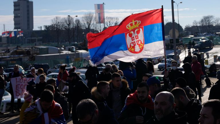 Навијачи машу заставом Србије док српски тенисер Новак Ђоковић стиже на аеродром Никола Тесла у Београду у понедељак, 17. јануара 2022.  У Белгри