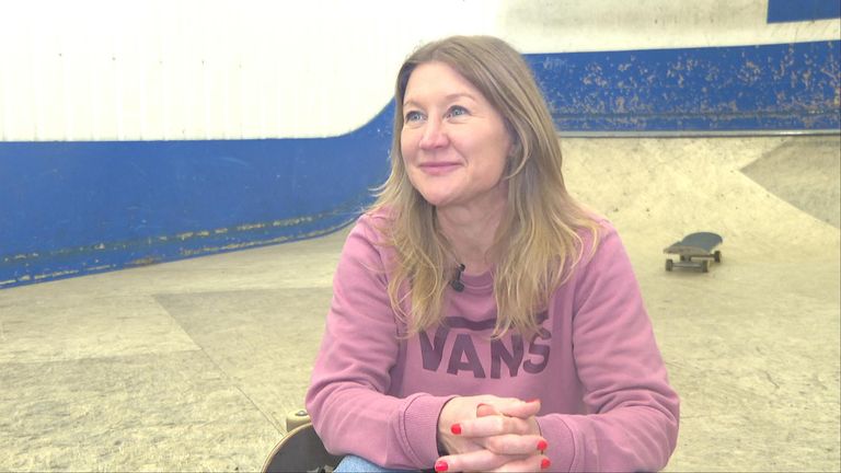 Esther Sayers a commencé le skate à 47 ans