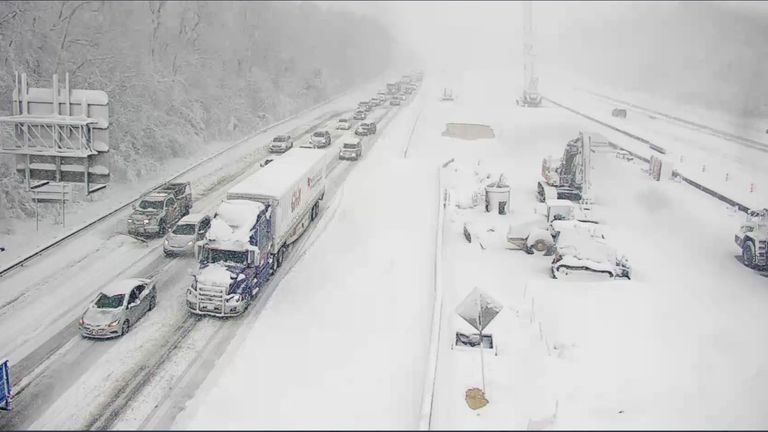 Dieses vom Verkehrsministerium von Virginia bereitgestellte Bild zeigt einen gesperrten Abschnitt der Interstate 95 in der Nähe von Fredericksburg, Virginia, am Montag, den 2. Januar 2022. Die Autobahnabschnitte in nördlicher und südlicher Richtung waren aufgrund von Schnee und Eis gesperrt.  (Virginia Department of Transportation über AP) PiC: Virginia Department of Transportation über AP