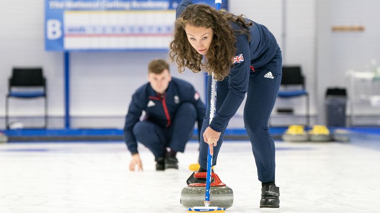 Dženifera Dodsa uz ledus ziemas olimpisko spēļu kērlinga komandas paziņojumā par GB Pekinas komandu Nacionālajā kērlinga akadēmijā Stērlingā.  Fotogrāfiju datums: ceturtdiena, 2021. gada 14. oktobris.