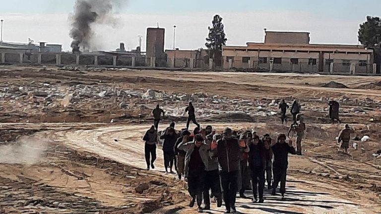 Des combattants du groupe État islamique, qui se sont rendus après avoir affronté les Forces démocratiques syriennes dirigées par les Kurdes, à la prison de Gweiran, à Hassakeh.  Photo : SDF/AP