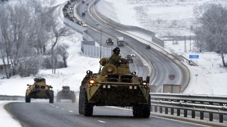 Un convoi de véhicules blindés russes se déplace le long d'une autoroute en Crimée