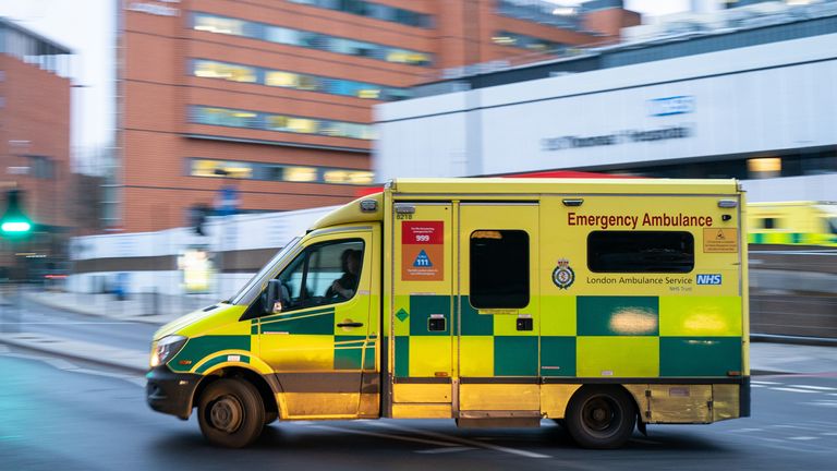 Una ambulancia fuera del Departamento de Accidentes y Emergencias del Hospital St Thomas de Londres.  Imagen fecha: jueves 6 de enero de 2022.
