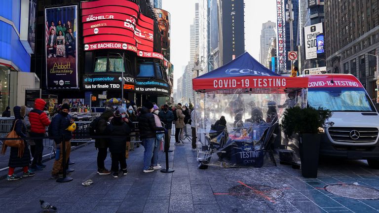 Les gens font la queue à Times Square pour un test COVID-19 pendant la pandémie de maladie à coronavirus (COVID-19) dans le quartier de Manhattan à New York, New York, États-Unis, le 4 janvier 2022. REUTERS/Carlo Allegri